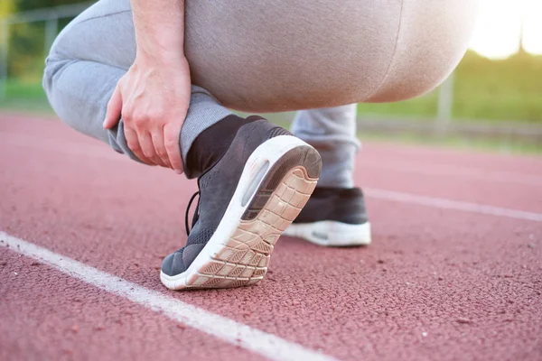Correr atleta sentir dolor debido a una lesión en el tobillo —  Fotos de Stock