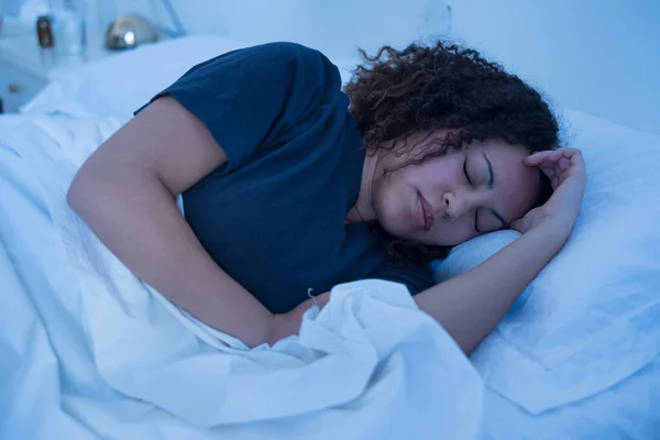 Black woman lying in bed trying to sleep — Stock Photo, Image