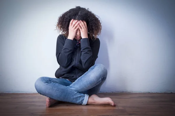 Sad and lonely black girl feeling alone — Stock Photo, Image