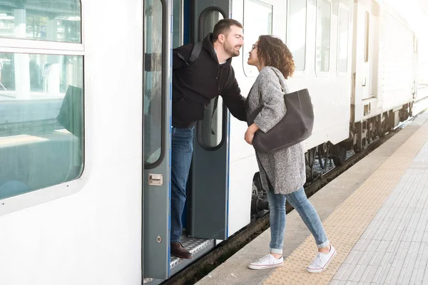 Влюбленная пара обнимается перед отъездом в поезде — стоковое фото