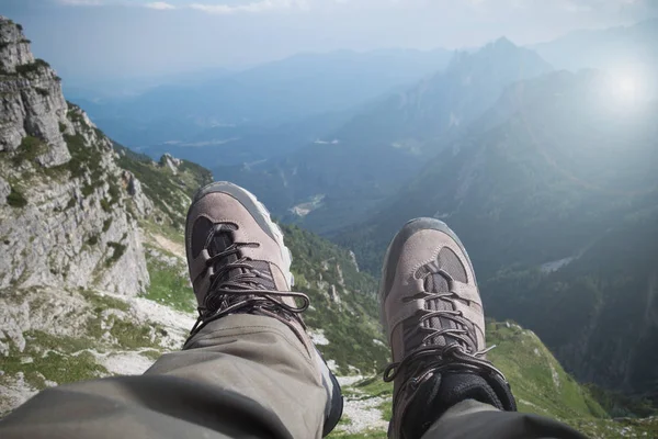 Botas de senderismo sobre un valle de montaña —  Fotos de Stock