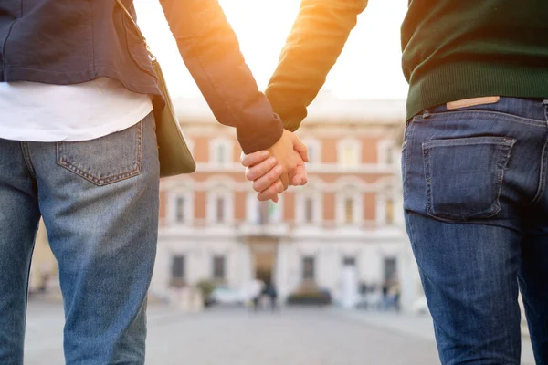 Close-up de mãos de casal durante o pôr do sol — Fotografia de Stock