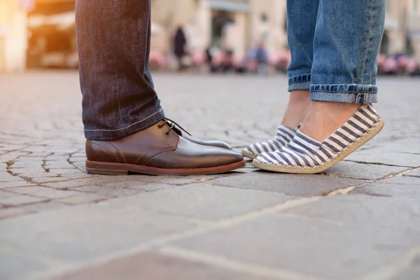 Piernas y zapatos de una pareja enamorada — Foto de Stock