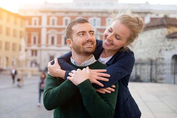 Pareja feliz en las calles de la ciudad —  Fotos de Stock