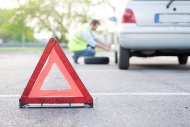 Adam bir düz lastik araç arıza sonra değiştirme