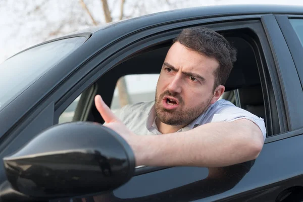 Hombre grosero conduciendo su coche y discutiendo — Foto de Stock