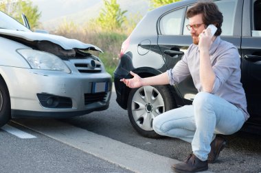 Adam yolda araba kazasında kaza sonrası yardım arıyor