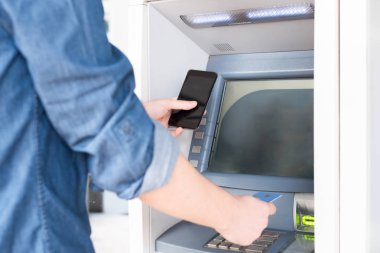 Adam el bir atm içinde kredi kartı takma