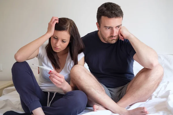 Triste coppia amanti dopo il risultato del test di gravidanza — Foto Stock