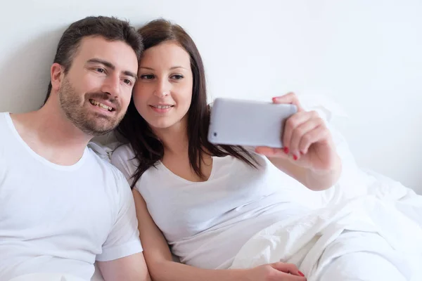 Ευτυχισμένο ζευγάρι λαμβάνοντας μια selfie με το κινητό τηλέφωνο — Φωτογραφία Αρχείου