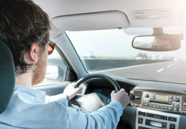 Homme conduisant sa voiture dans une autoroute — Photo