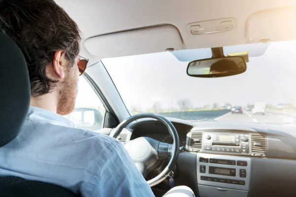 Man rijdt zijn auto in een snelweg — Stockfoto