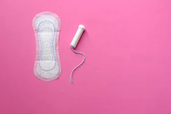 Menstrual tampon and pad  on pink background — Stock Photo, Image