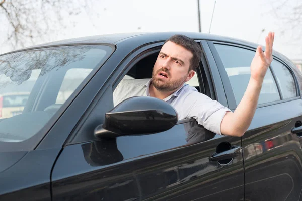 Oförskämd man köra hans bil och argumentera — Stockfoto