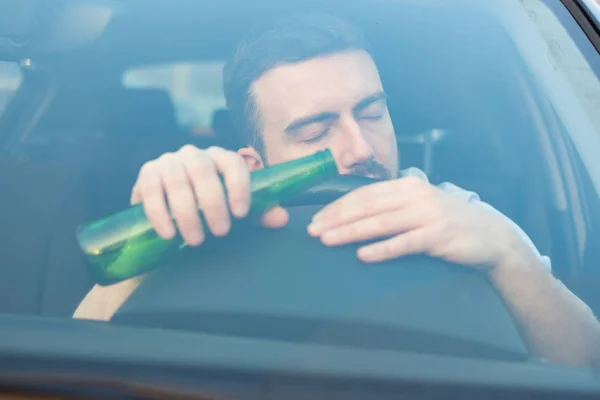 Man driving car and falling asleep — Stock Photo, Image