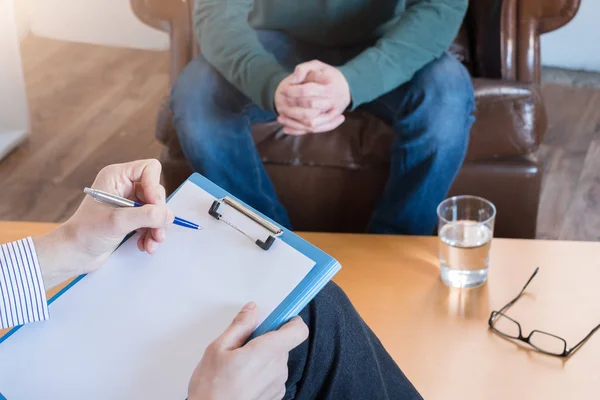 Psicologo prendere appunti durante la sessione di psicoterapia — Foto Stock