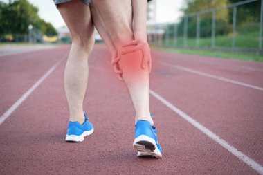 Yaralı bacak nedeniyle çalışan atlet duygu ağrı