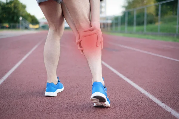 Atleta de corrida sentindo dor por causa da perna ferida — Fotografia de Stock