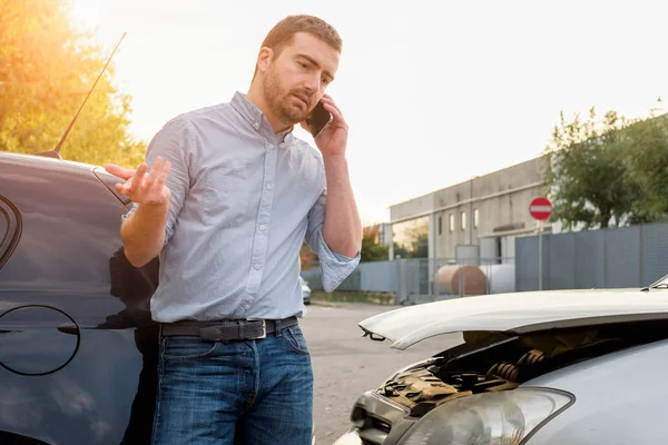 Hombre llamando a la asistencia de seguro mecánico de coche después de accidente de coche — Foto de Stock