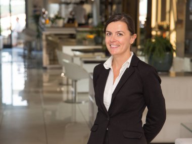 Zarif ve neşeli bir kadın resepsiyonist