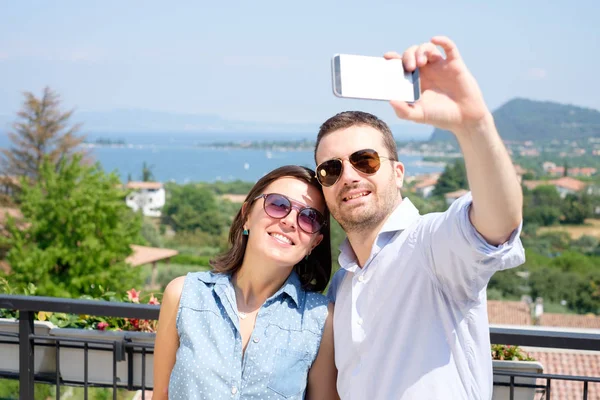 Счастливая пара делает селфи во время отпуска в Италии — стоковое фото
