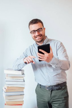 Bir e-kitap okuyucu elinde tutan adam