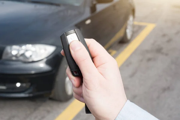 Mano sosteniendo una llave de alarma de coche con antirrobo — Foto de Stock