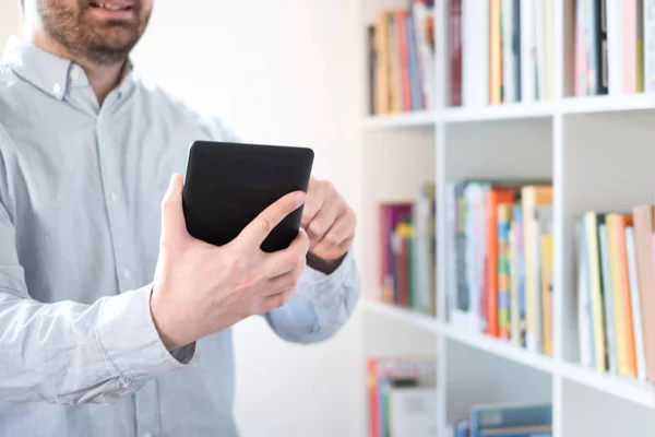 E-Book-Reader in der Hand im Buchladen — Stockfoto