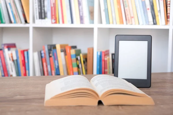 E-Book-Reader auf einem Stapel Bücher — Stockfoto