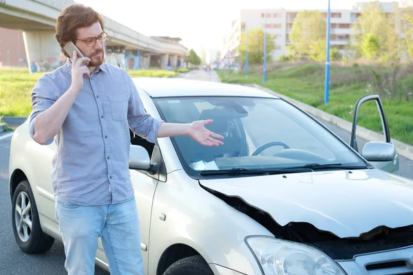 Man calling help after car crash accident on the road — Stock Photo, Image