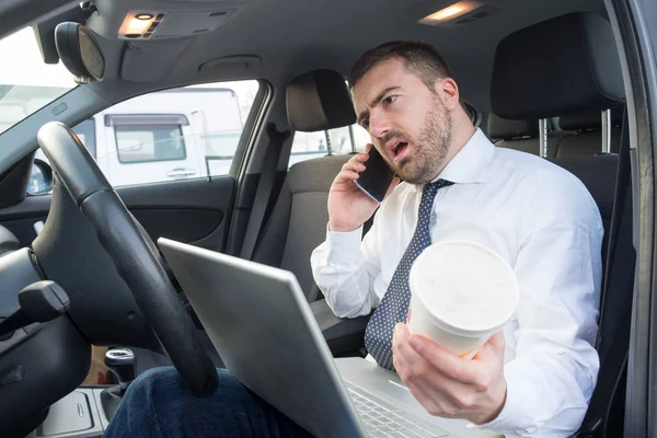 Stresovaní podnikatel pracuje sedící v autě — Stock fotografie