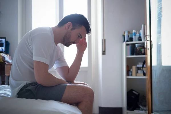 Triste y molesto hombre despertando en la mañana — Foto de Stock