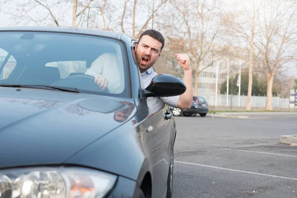 Грубий чоловік водить машину і сперечається — стокове фото