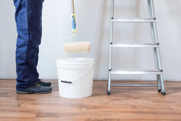 Man ready to paint one wall holding painting tools — Stock Photo, Image