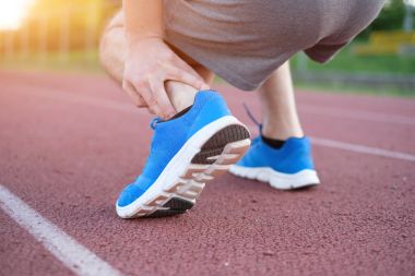 Çalışan atlet duygu ağrı nedeniyle yaralı ayak bileği