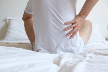 Uyku sonra adam duygu sırt ağrısı yatakta
