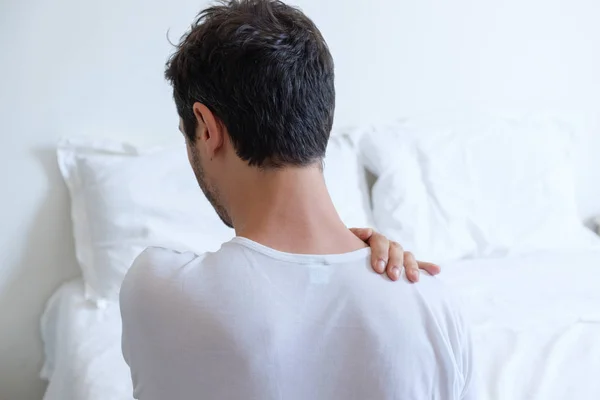 Bărbatul simte dureri de spate în pat după ce a dormit — Fotografie, imagine de stoc
