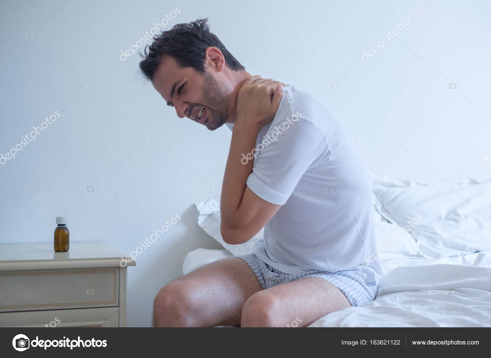 Mann Gefühl Rückenschmerzen im Bett nach dem schlafen — Stockfoto ... Mann Gefühl Rückenschmerzen im Bett nach dem schlafen — Stockfoto ...