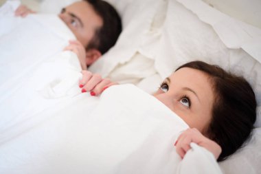 Komik aşık çift yatakta yatan 