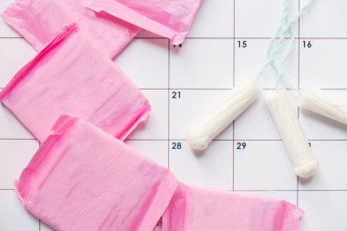 Adet tampon ve bir takvim sayfası yastıkları