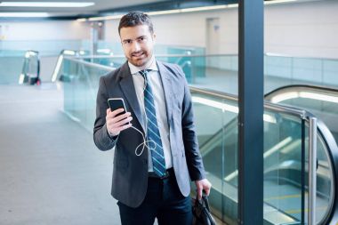 İşadamı cep telefonunu arıyor süre wor için gidiyor