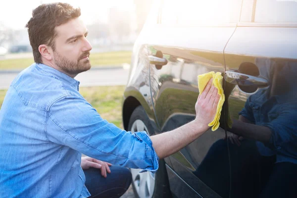 Homem cuidando e limpando seu carro — Fotografia de Stock