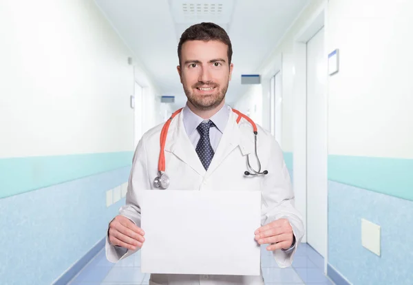 Doutor mostrando um espaço de cópia placa branca — Fotografia de Stock
