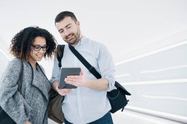 Çift seyahat app kullanarak tatile gitmeye hazır