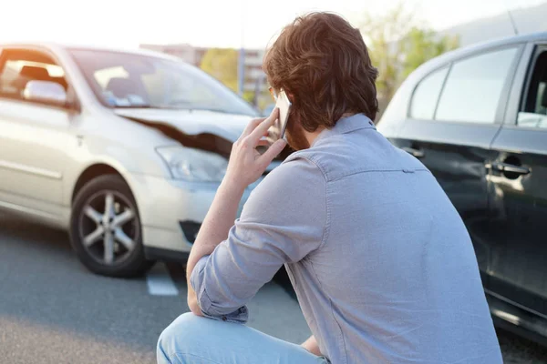 Mannen ringer hjälp efter krasch bilolycka på vägen — Stockfoto