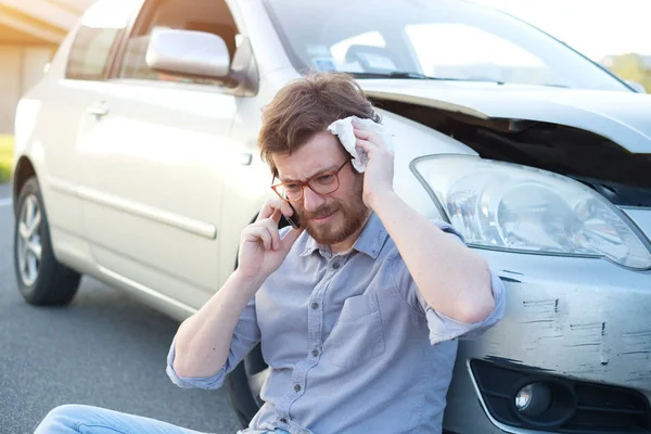 Πληγωμένος άνδρας κλήση έκτακτης ανάγκης πρώτων βοηθειών μετά από ένα αυτοκινητιστικό ατύχημα — Φωτογραφία Αρχείου