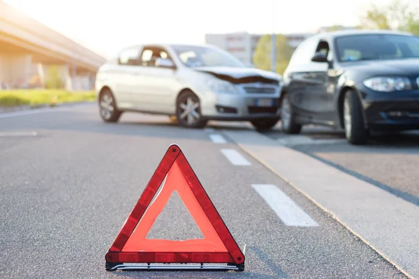 Reflecterende rode driehoek naar het auto-ongeluk wijzen — Stockfoto