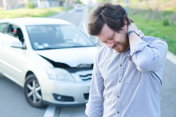 Hombre sintiendo dolor en el cuello después de accidente de coche —  Fotos de Stock