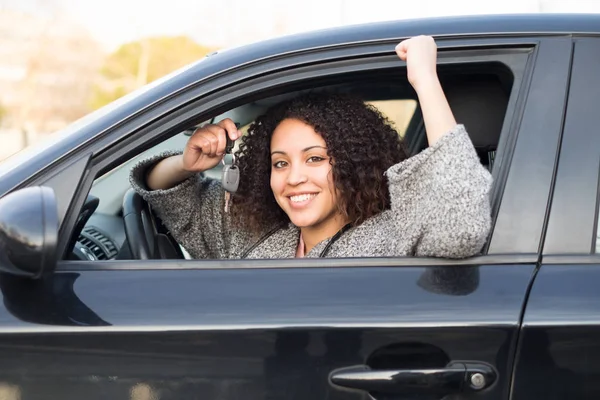 Девушка счастлива после покупки новой машины — стоковое фото