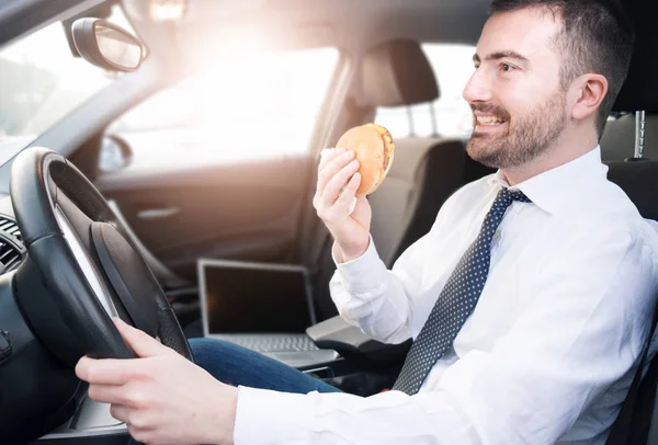 Abur cubur yeme ve arabada oturmuş sürüş adam